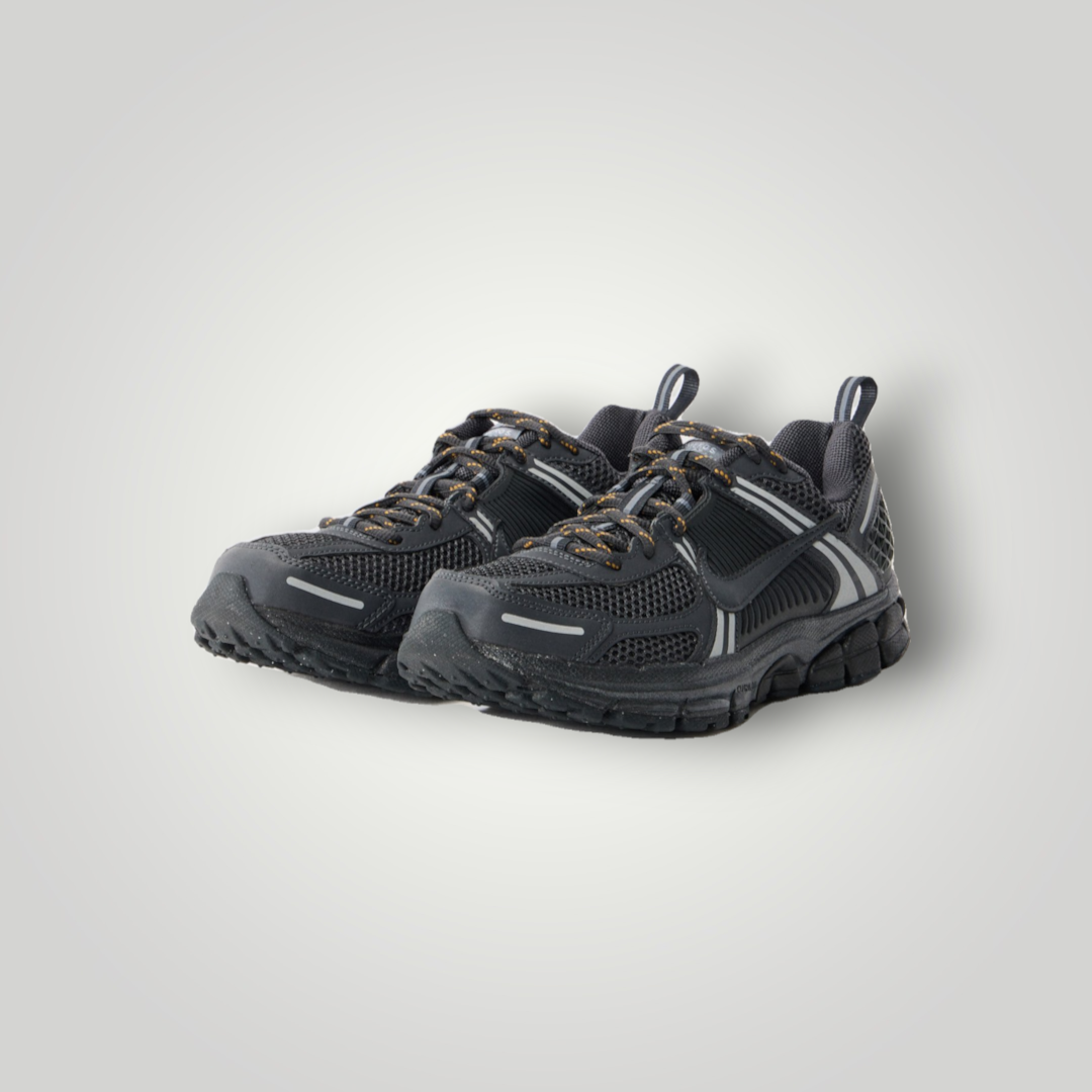 NDO Clothing Nike Sportswear Vomero 5 Sneaker in Dark Smoke Grey aus Textil und Lederimitat mit Schnürung