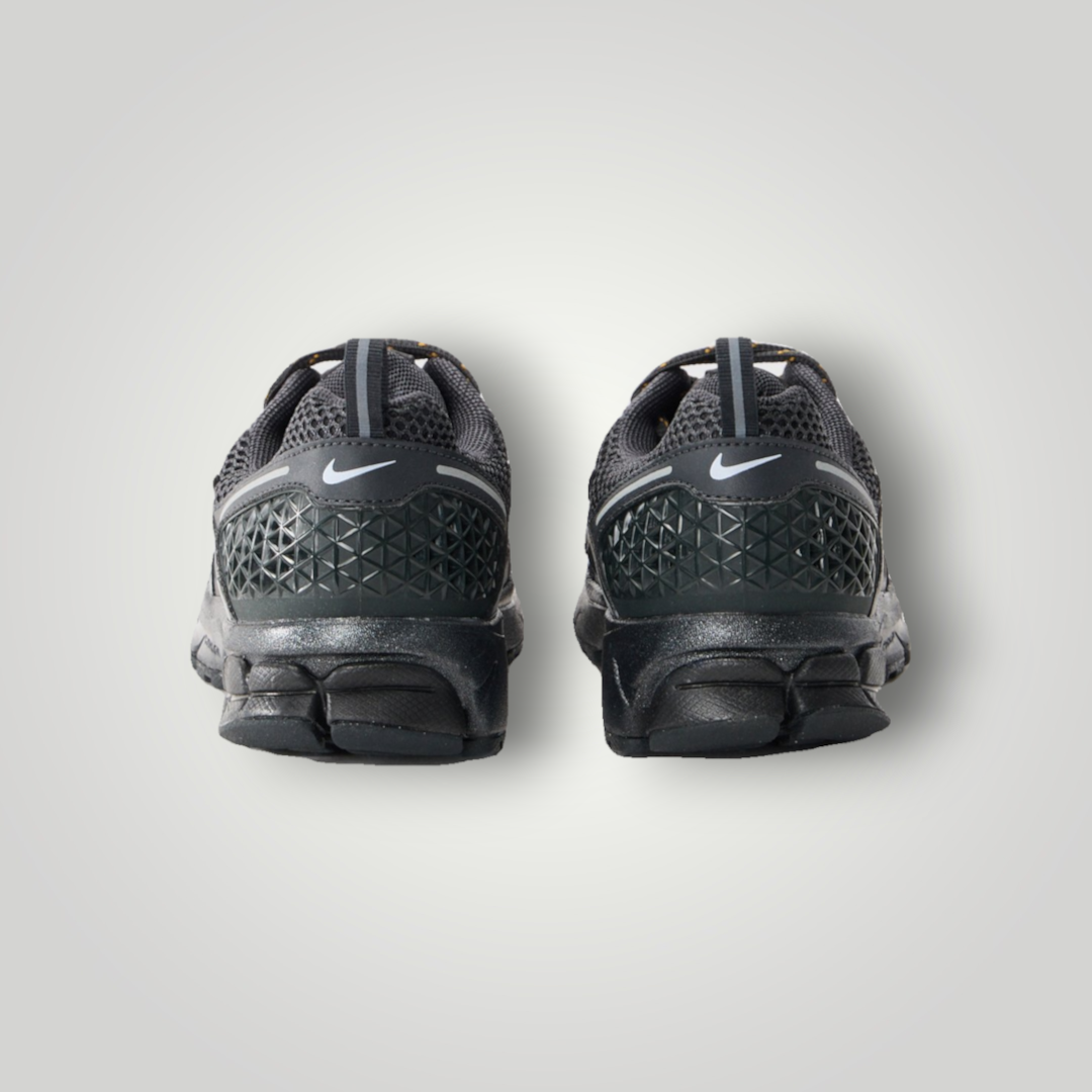 NDO Clothing Nike Sportswear Vomero 5 Sneaker in Dark Smoke Grey mit strukturierter Fersenkappe und Zuglasche