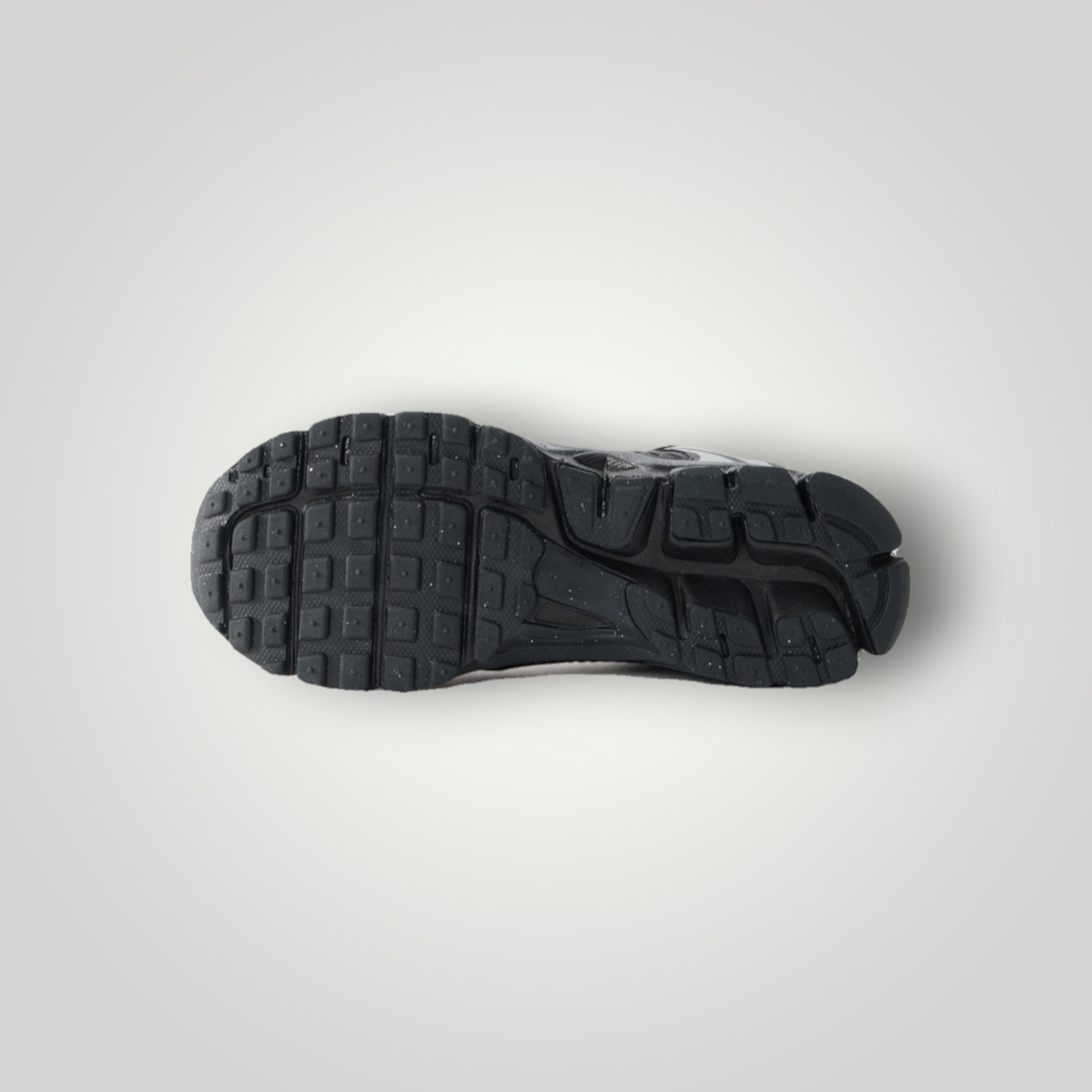 NDO Clothing Nike Vomero 5 Sneaker in Dark Smoke Grey, Ansicht der schwarzen profilierten Kunststoff-Laufsohle