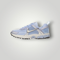 NDO Clothing Nike Sportswear Vomero 5 Sneaker in Football Grey und Summit White mit Textil- und Kunststoff-Obermaterial