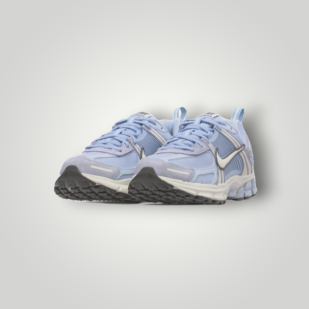 NDO Clothing Nike Sportswear Vomero 5 Sneaker in Football Grey und Summit White mit Textil- und Kunststoff-Obermaterial