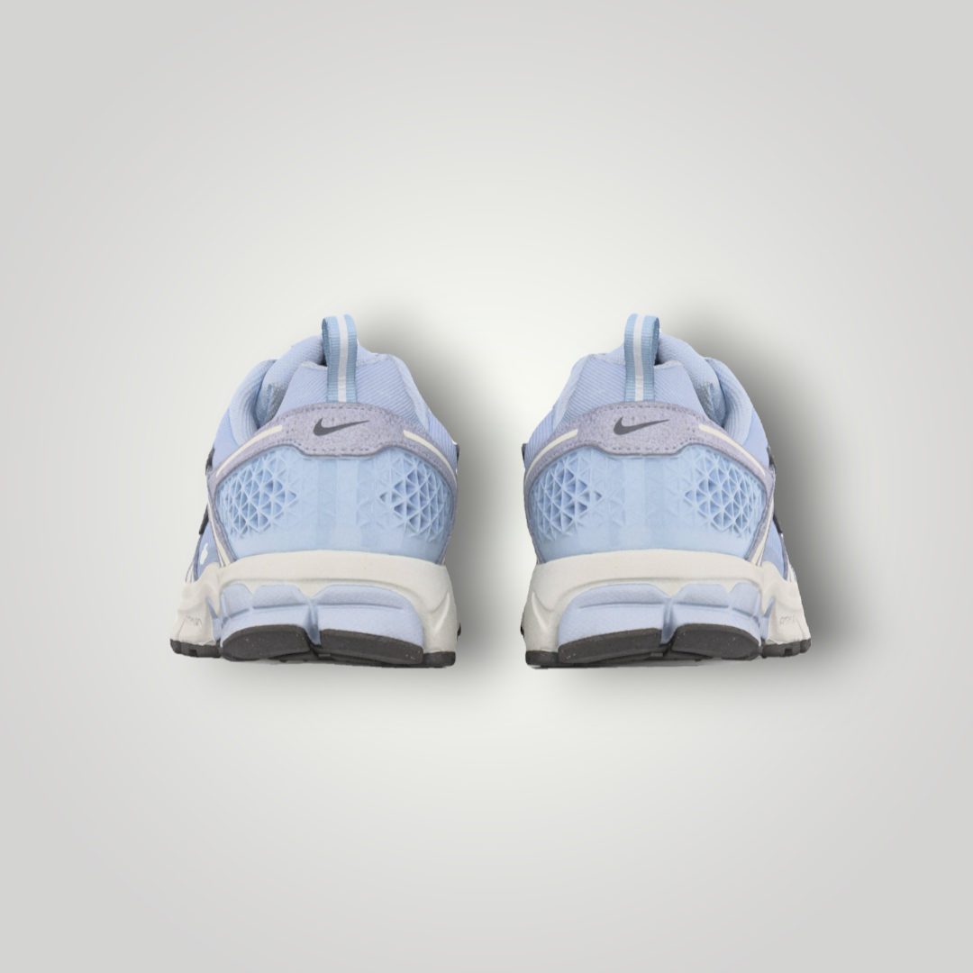 NDO Clothing Nike Vomero 5 Sneaker in Football Grey und Summit White, Rückansicht mit strukturierter Fersenkappe