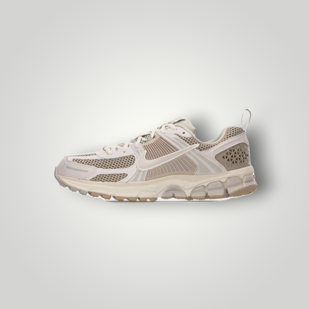 NDO Clothing Nike Vomero 5 Sneaker in Phantom und Light Bone mit Mesh-Obermaterial und reflektierenden Details
