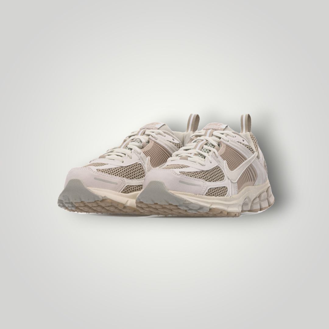 NDO Clothing Nike Vomero 5 Sneaker in Phantom und Light Bone mit Mesh-Obermaterial und reflektierenden Details