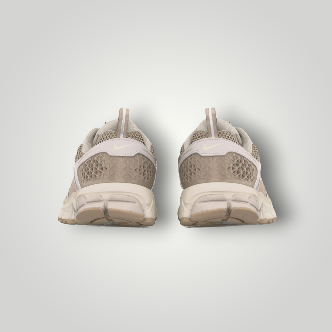 NDO Clothing Nike Vomero 5 Sneaker in Phantom und Light Bone mit Mesh-Obermaterial und reflektierenden Details