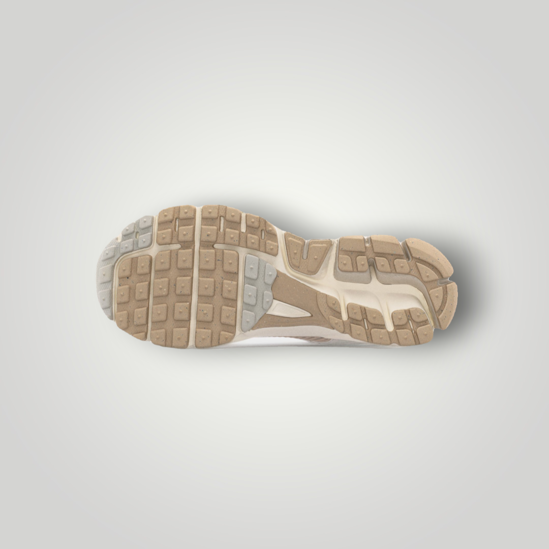 NDO Clothing Nike Sportswear Vomero 5 Sneaker mit profilierter beigefarbener Kunststoff-Laufsohle von unten