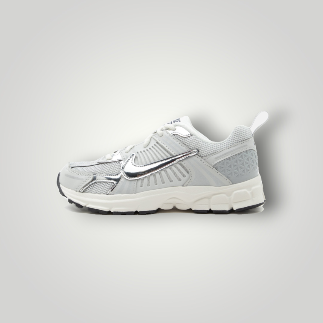 NDO Clothing Nike Vomero 5 Sneaker in Grau und Metallic-Silber mit Mesh-Obermaterial und reflektierenden Details