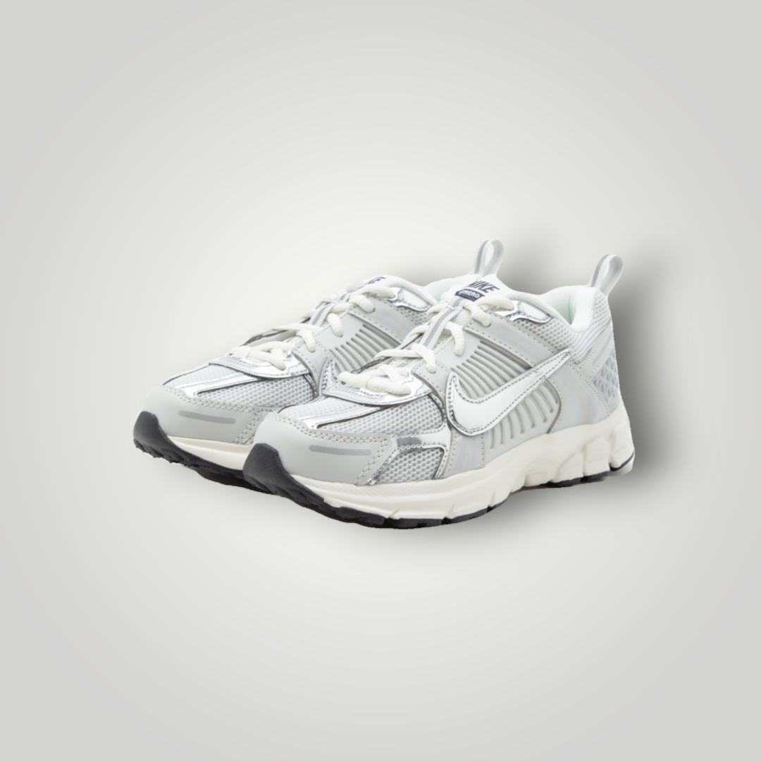 NDO Clothing Nike Vomero 5 Sneaker in Photon Dust und Metallic-Silber mit Mesh-Obermaterial und Schnürung