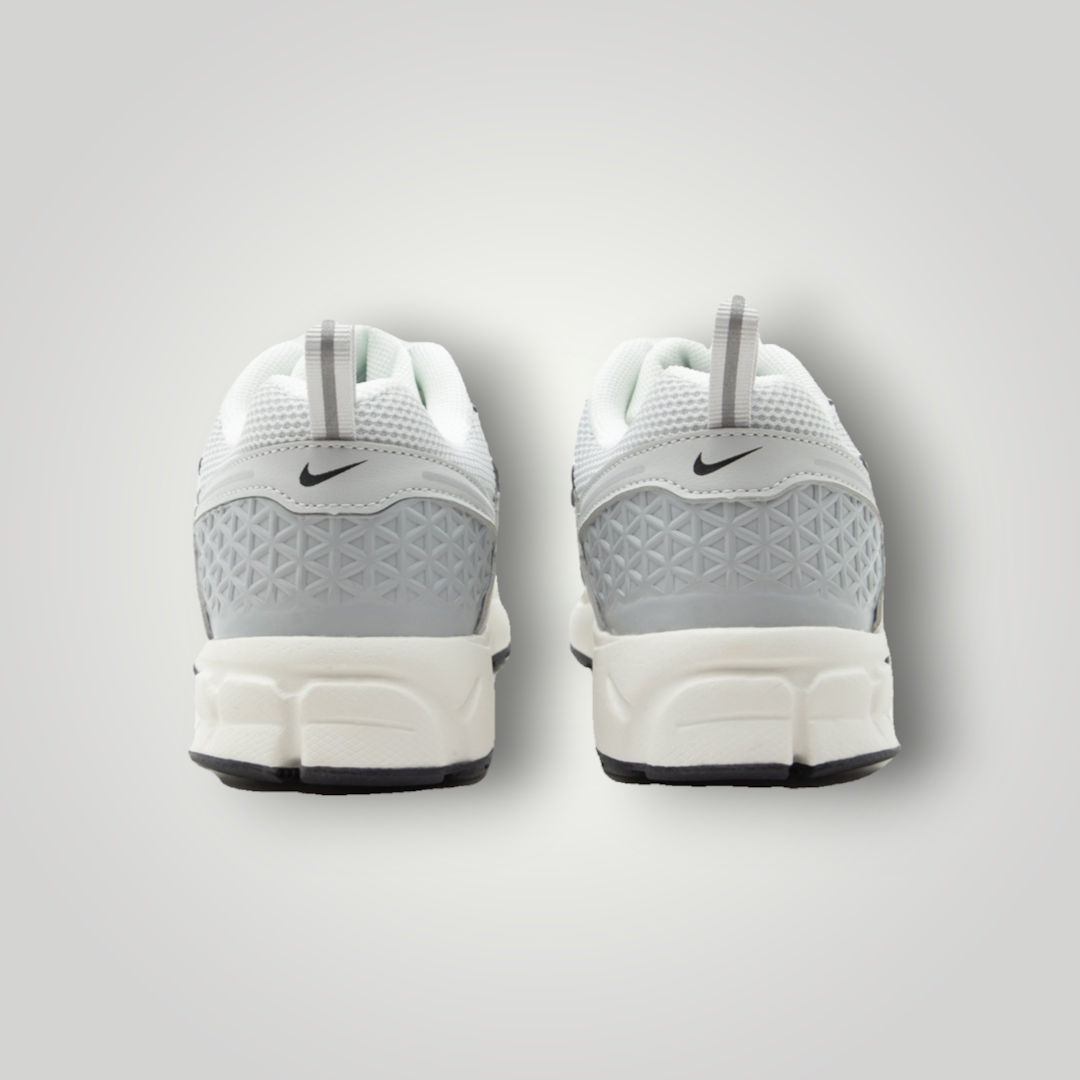 Rückansicht der Nike Sportswear VOMERO 5 Sneaker von NDO Clothing in Grau und Weiß mit reflektierenden Details