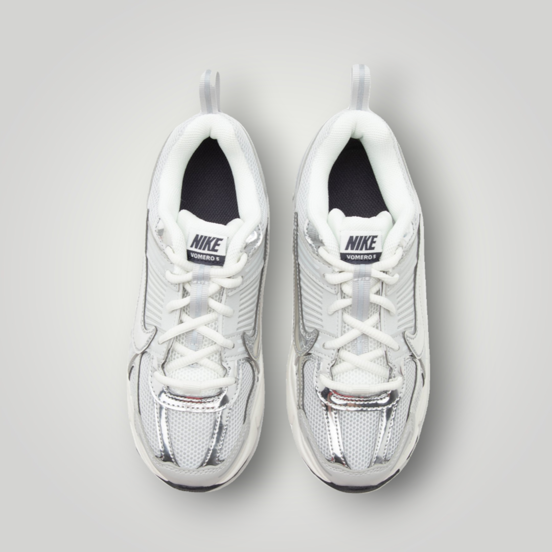 NDO Clothing Nike Vomero 5 Sneaker in Photon Dust und Metallic-Silber mit Mesh-Obermaterial und Schnürung