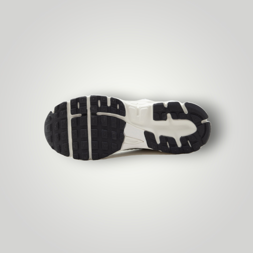 NDO Clothing Nike Vomero 5 Sneaker Sohle in Grau und Schwarz mit rutschfestem Profil für Training und Fitness