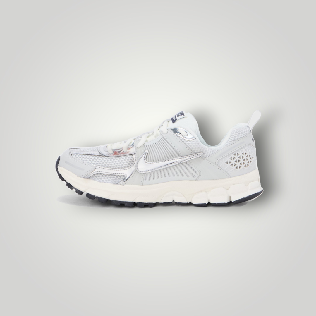NDO Clothing Nike Vomero 5 Sneaker in Photon Dust und Chrom mit Mesh-Obermaterial und Schnürung in Seitenansicht