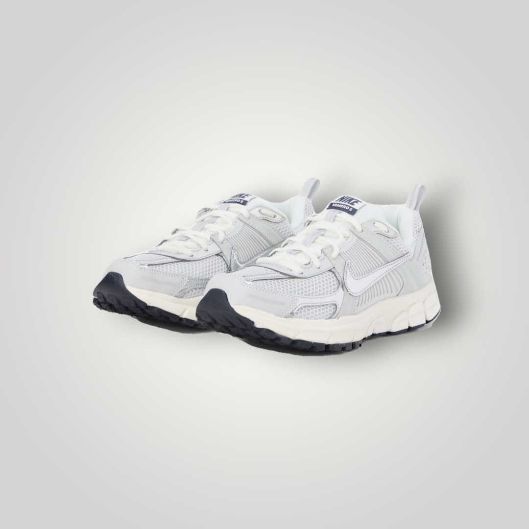 NDO Clothing Nike Vomero 5 Sneaker in Photon Dust und Sail mit Mesh-Obermaterial und Schnürung