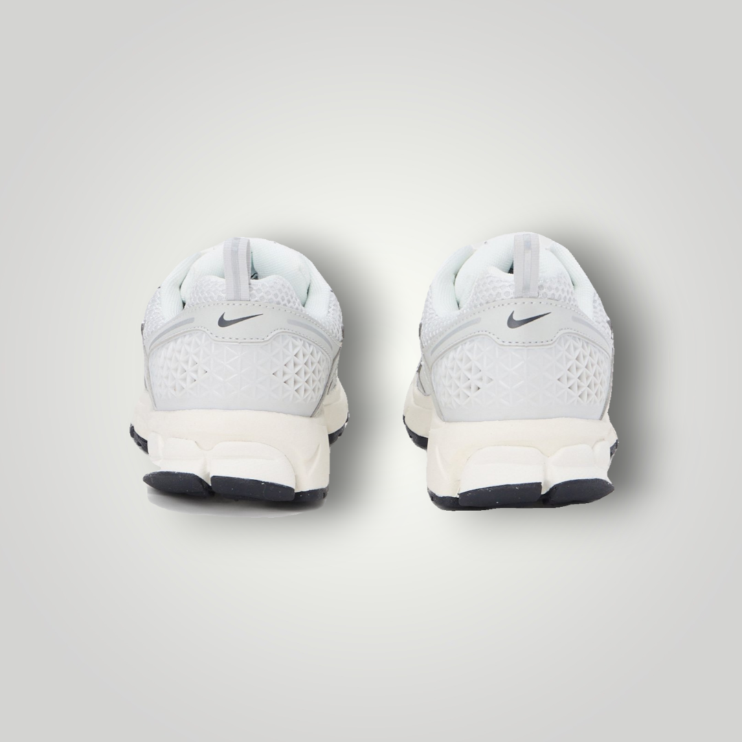 NDO Clothing Nike Sportswear Vomero 5 Sneaker in Photon Dust und Sail mit Mesh-Obermaterial und Fersendetails