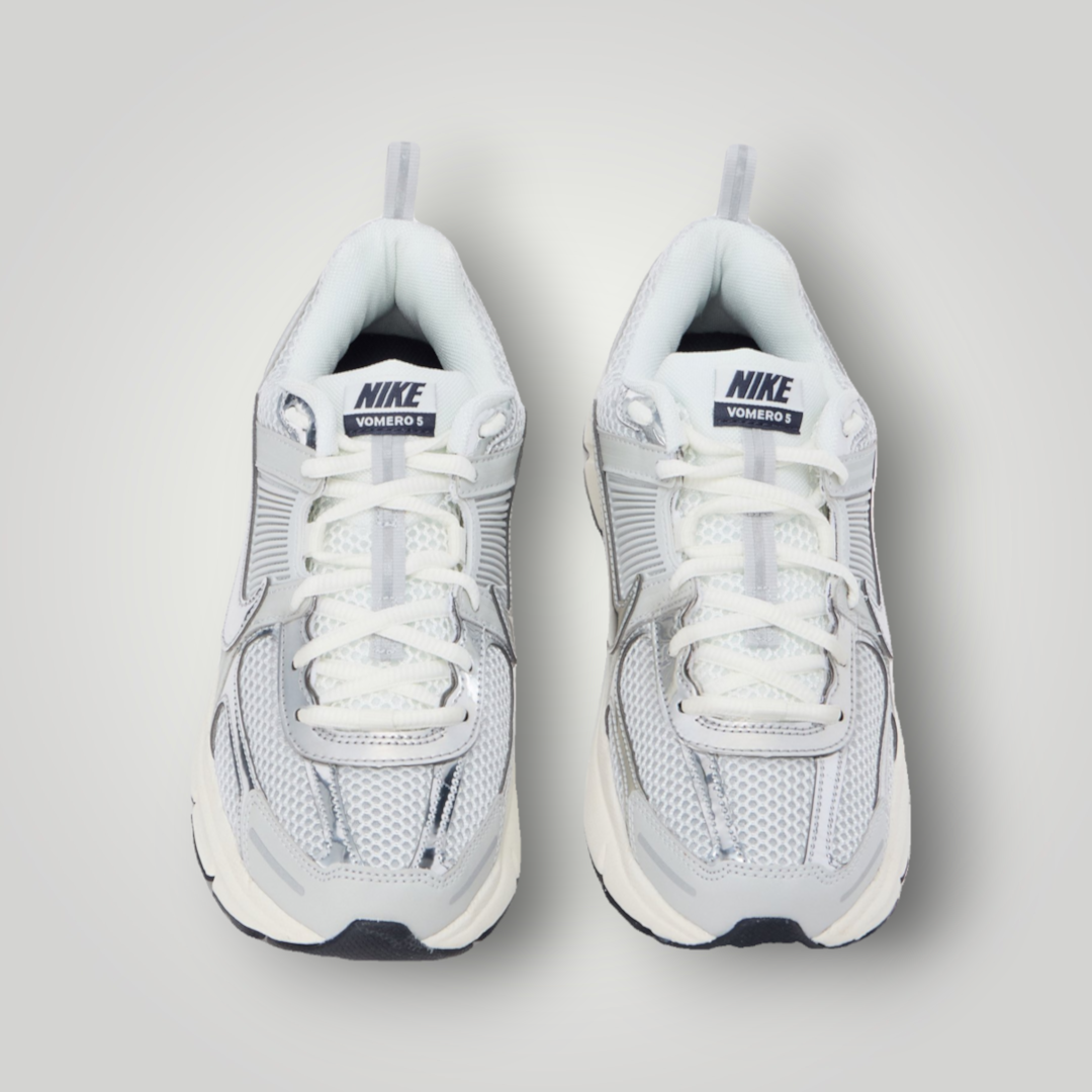 NDO Clothing Nike Sportswear Vomero 5 Sneaker in Photon Dust und Chrom mit Mesh-Obermaterial und Schnürung