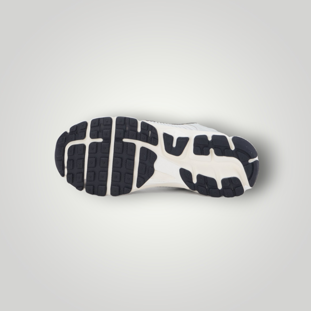 Die Unterseite der NDO Clothing Nike Vomero 5 Sneaker in Photon Dust mit schwarzem, profiliertem Gummisohlen-Design.
