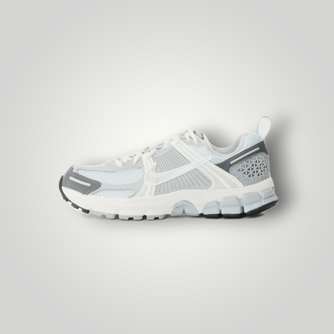 NDO Clothing Nike Vomero 5 Sneaker in Pure Platinum und Metallic Silber mit Mesh-Obermaterial und Schnürung