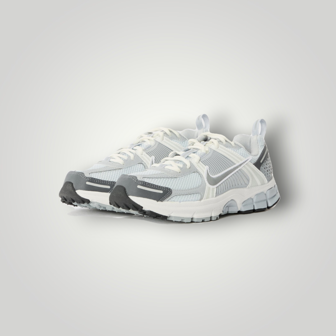 NDO Clothing Nike Vomero 5 Sneaker in Pure Platinum und Metallic Silber mit Mesh-Obermaterial und Schnürung