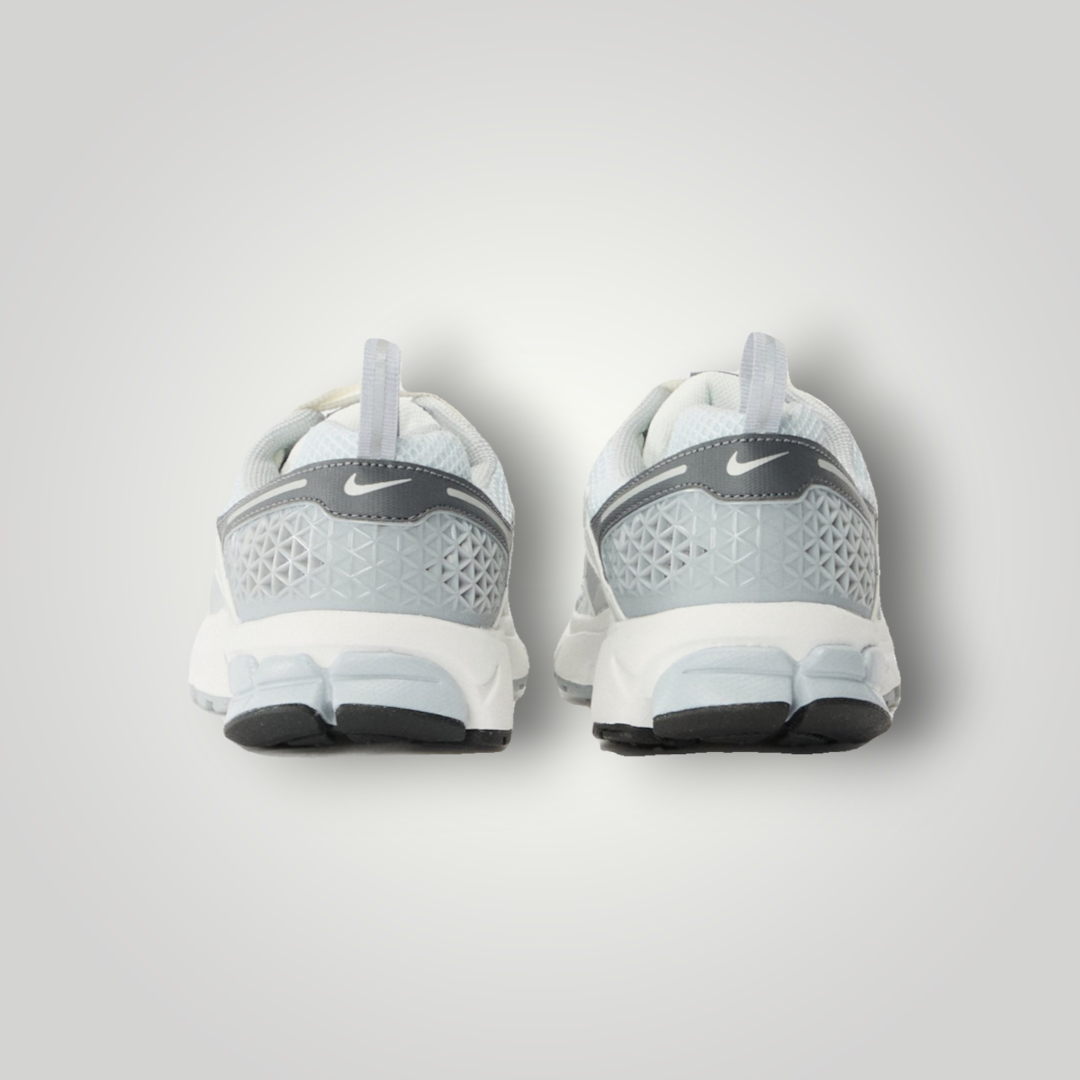NDO Clothing Nike Sportswear Vomero 5 Sneaker in Pure Platinum und Metallic Silber, Rückansicht mit Zuglasche