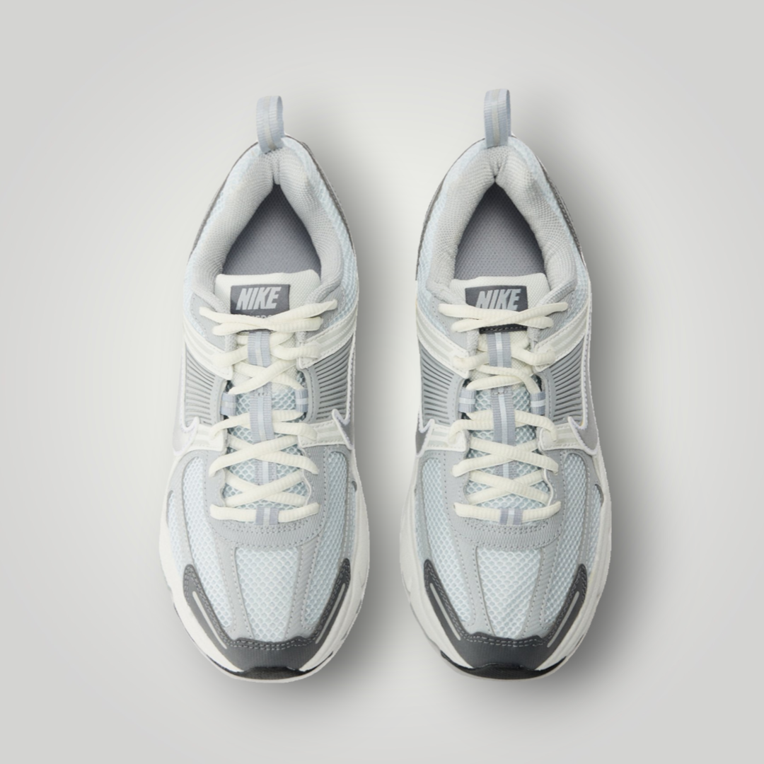 NDO Clothing Nike Vomero 5 Sneaker in Pure Platinum und Metallic Silber mit Mesh-Obermaterial und Schnürung