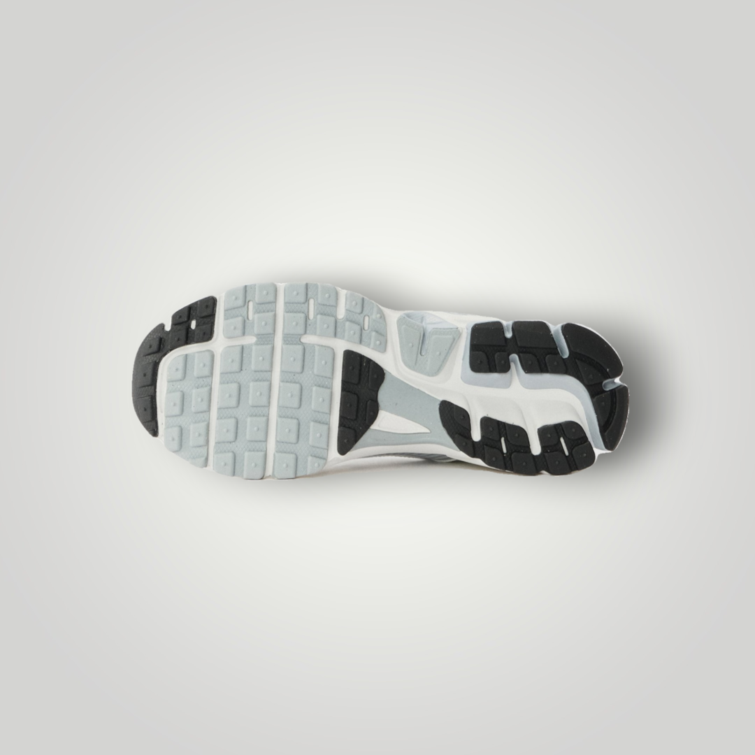 NDO Clothing Nike Vomero 5 Sneaker Sohle in Grau und Schwarz mit strukturiertem Profil für optimalen Halt