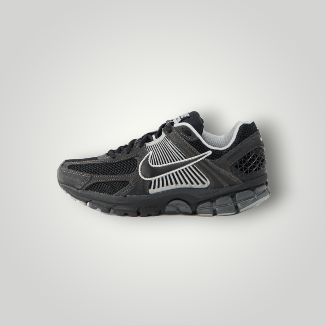NDO Clothing Nike Zoom Vomero Sneaker in Anthrazit und Schwarz mit Mesh-Obermaterial und silbernen Details