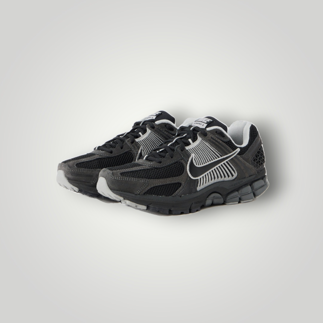 NDO Clothing Nike Zoom Vomero Sneaker in Anthrazit und Schwarz mit Mesh-Obermaterial und silbernen Akzenten