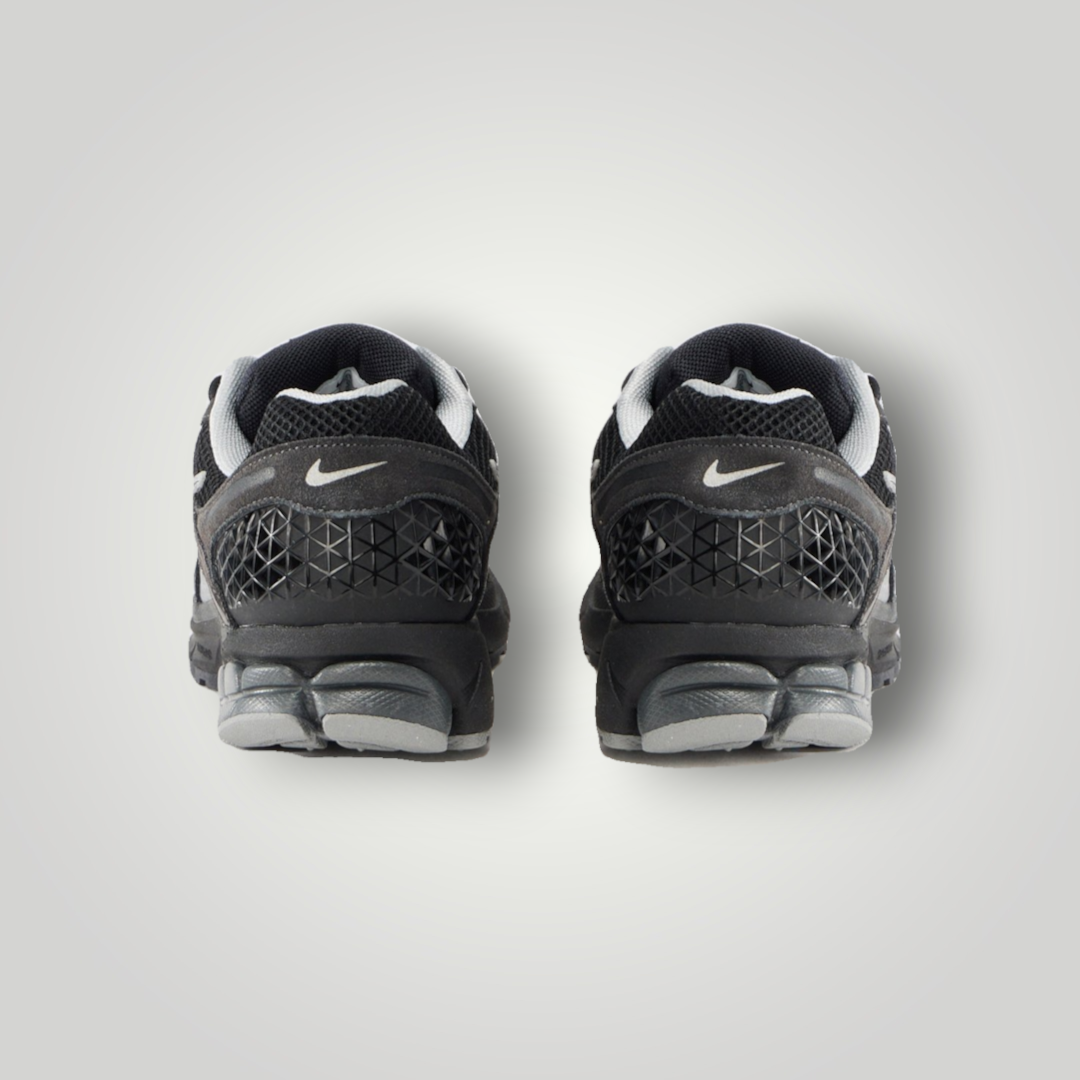 NDO Clothing Nike Zoom Vomero Sneaker in Anthrazit und Schwarz mit silbernen Details, Rückansicht der Ferse