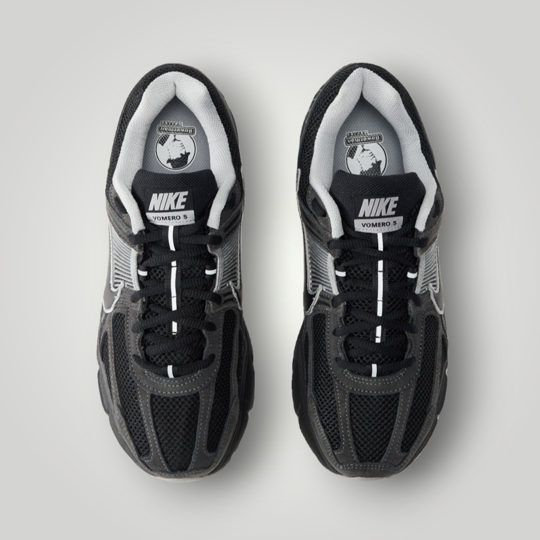 NDO Clothing Nike Zoom Vomero Sneaker in Anthrazit und Schwarz mit Mesh-Obermaterial und silbernen Details
