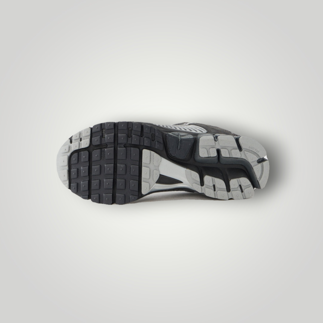 NDO Clothing Nike Zoom Vomero Sneaker Sohle in Anthrazit und Schwarz mit strukturiertem Profil