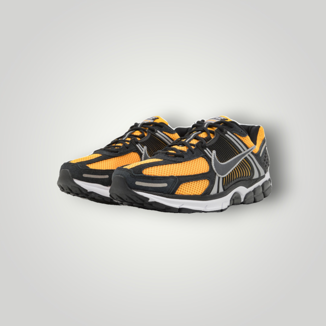 NDO Clothing Nike Zoom Vomero 5 Sneaker in Sundial Gelb und Schwarz mit Mesh-Obermaterial und Schnürung