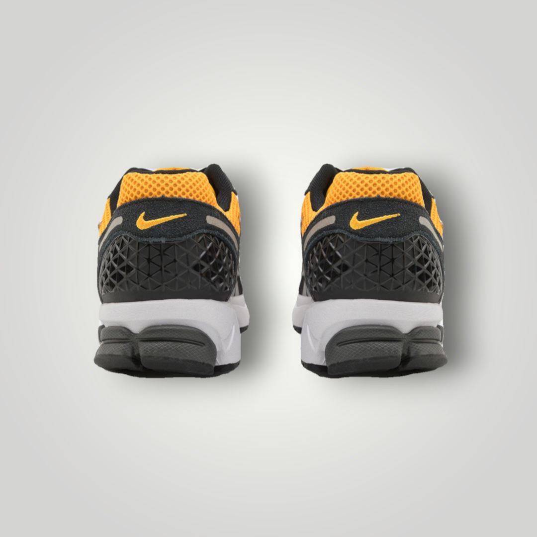 NDO Clothing Nike Zoom Vomero 5 Sneaker in Sundial und Schwarz mit Mesh-Details und markantem Fersendesign von hinten