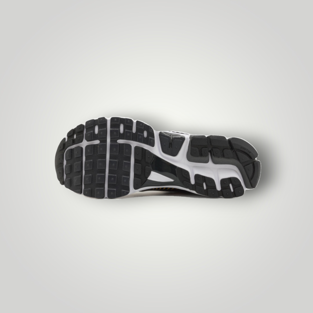 NDO Clothing Nike Zoom Vomero 5 Sneaker Sohle in Schwarz und Weiß mit strukturiertem Profil für optimalen Halt