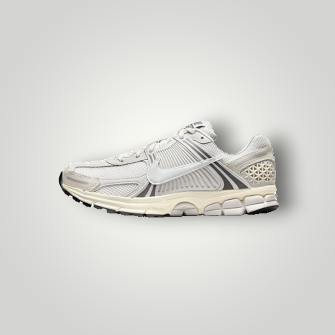 NDO Clothing Nike Zoom Vomero 5 Sneaker in Platinum Tint und Photon Dust aus Mesh und Leder mit Schnürung
