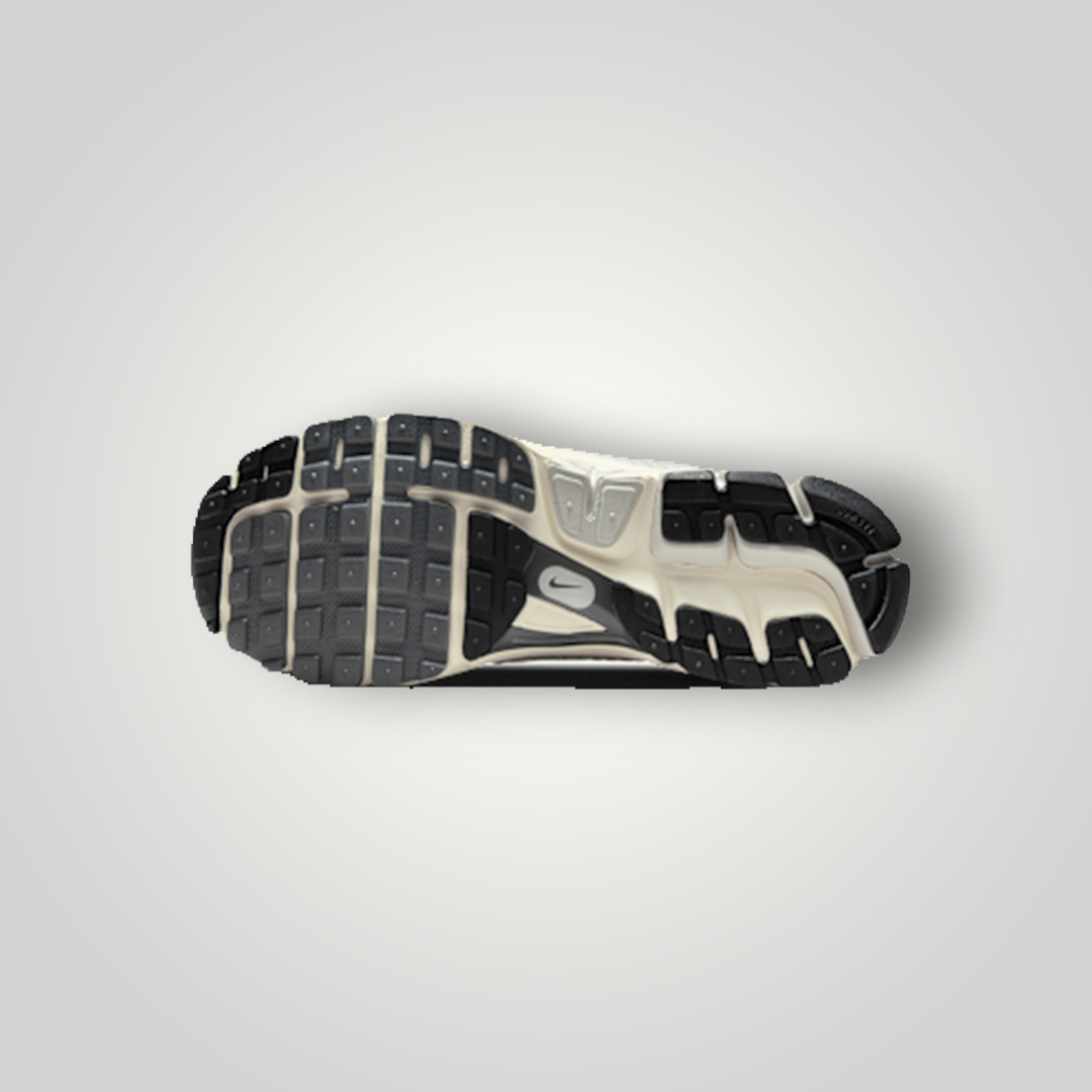 NDO Clothing Nike Zoom Vomero 5 Sneaker Sohle in Grau und Weiß mit strukturiertem Profil