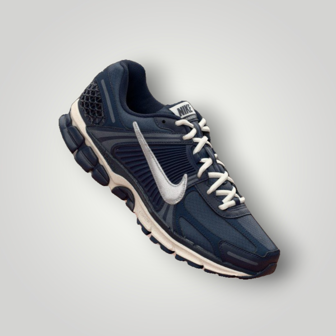 NDO Clothing Nike Zoom Vomero 5 Sneaker in Dunkelblau mit silbernem Swoosh und beigen Details aus Textil und Leder