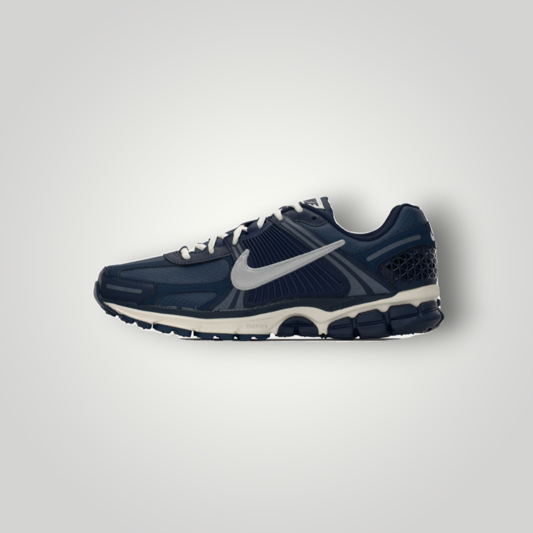 NDO Clothing Nike Zoom Vomero 5 Sneaker in Dunkelblau mit silbernem Swoosh und atmungsaktivem Textil-Obermaterial