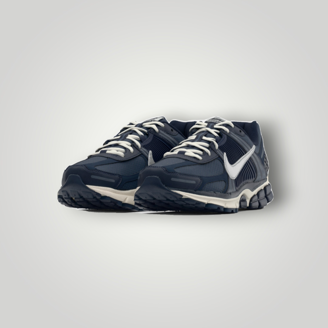 NDO Clothing Nike Zoom Vomero 5 Sneaker in Dunkelblau mit silbernen Akzenten und atmungsaktivem Mesh-Obermaterial