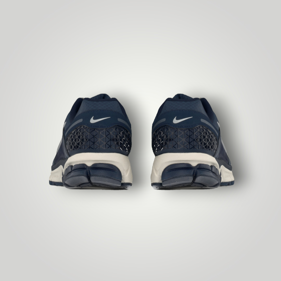 NDO Clothing Nike Zoom Vomero 5 Sneaker in Dunkelblau mit Metallic-Details, Rückansicht der Sportschuhe