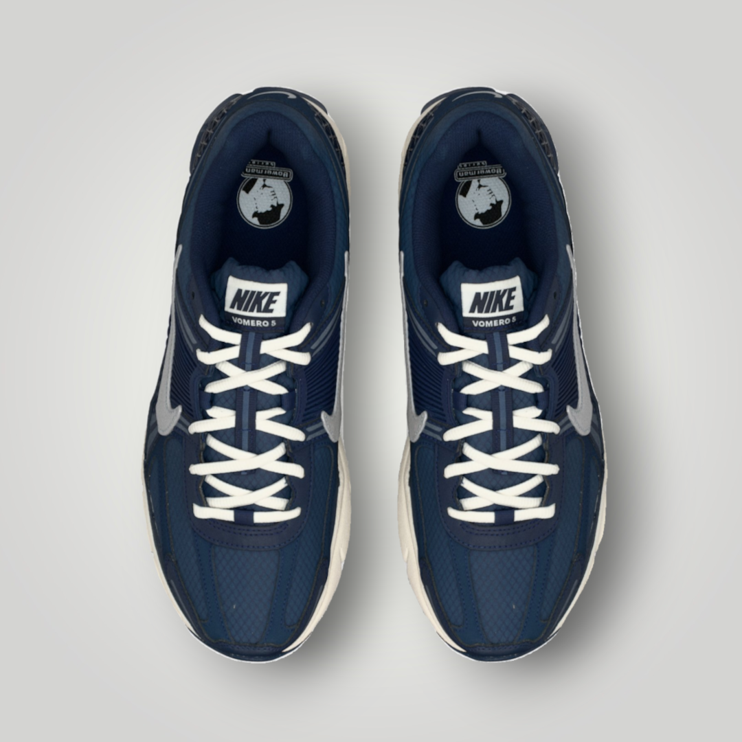 NDO Clothing Nike Zoom Vomero 5 Sneaker in Dunkelblau mit silbernen Details und Schnürung in der Draufsicht