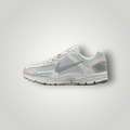 NDO Clothing Nike Zoom Vomero 5 SE Sneaker in Grau und Weiß mit Leder- und Textil-Obermaterial in Seitenansicht