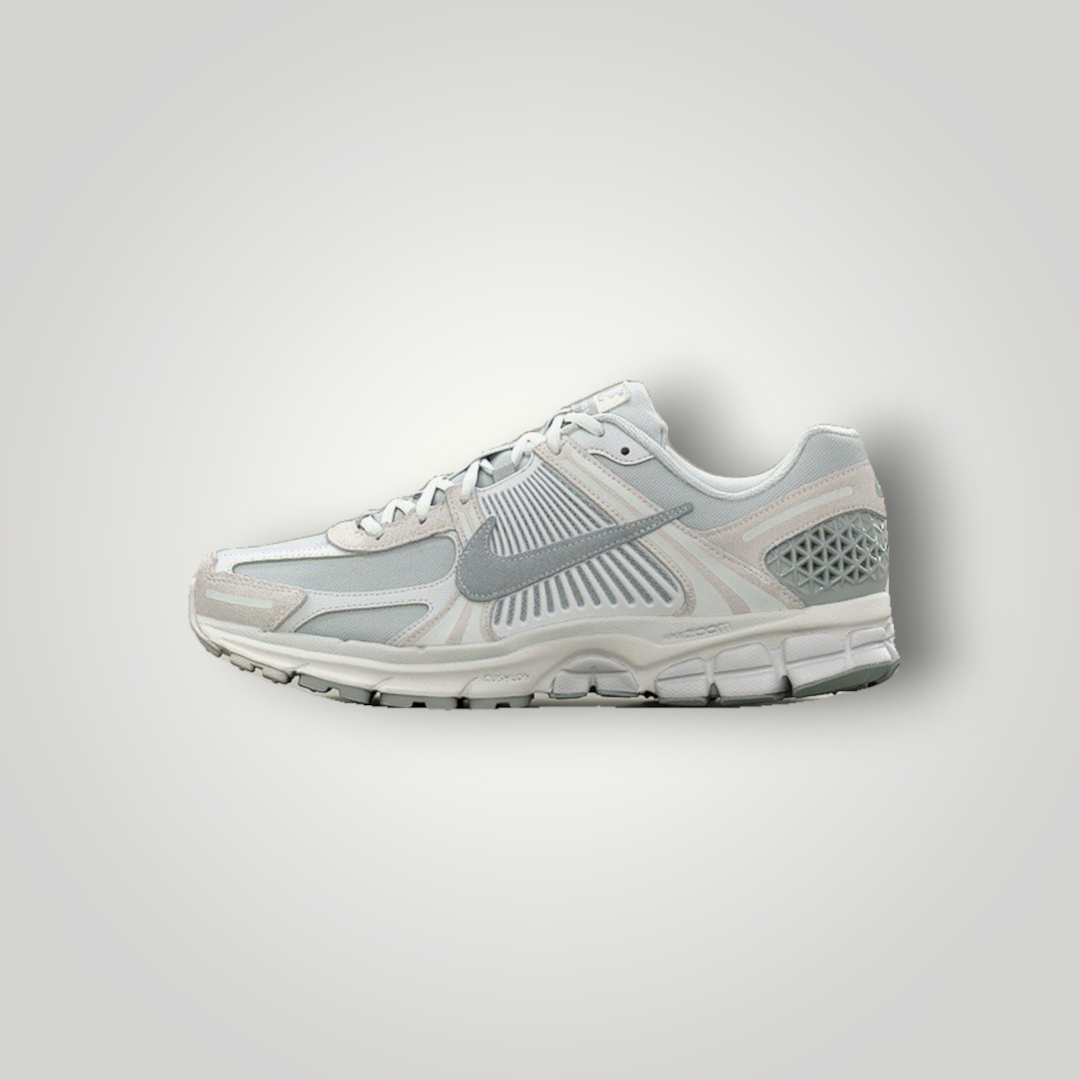 NDO Clothing Nike Zoom Vomero 5 SE Sneaker in Grau und Weiß mit Leder- und Textil-Obermaterial in Seitenansicht