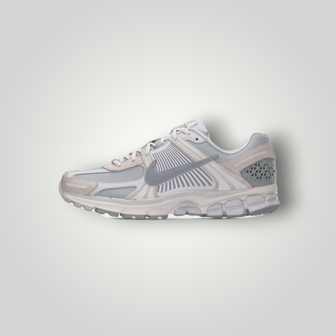 NDO Clothing Nike Zoom Vomero 5 Sneaker in Grau und Weiß mit Leder- und Textil-Obermaterial in Seitenansicht