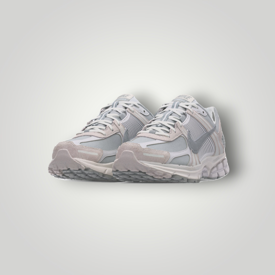NDO Clothing Nike Zoom Vomero 5 Sneaker in Grau und Weiß mit Leder- und Textil-Obermaterial und flacher Sohle