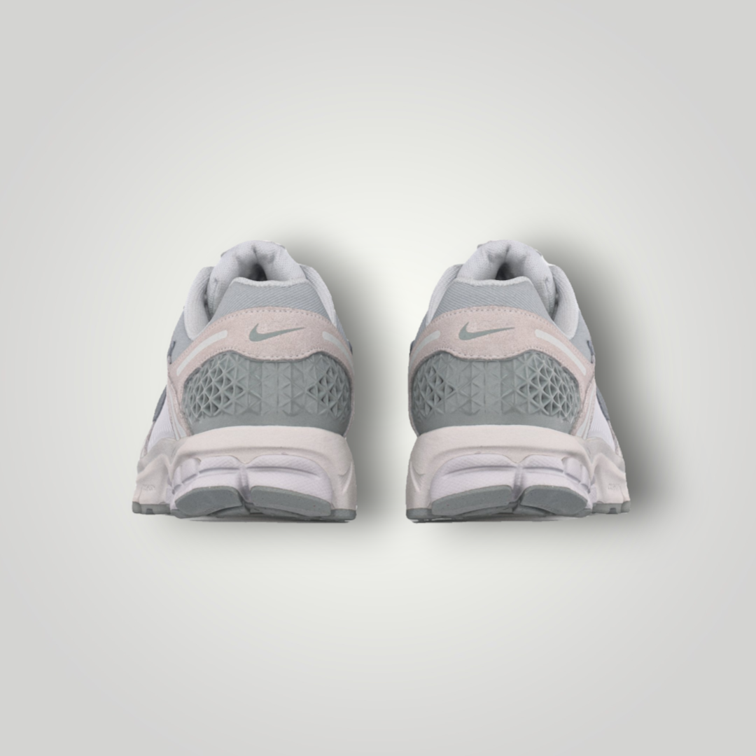NDO Clothing Nike Zoom Vomero 5 Sneaker in Grau und Weiß, Rückansicht mit strukturiertem Fersendetail und Nike Logo.