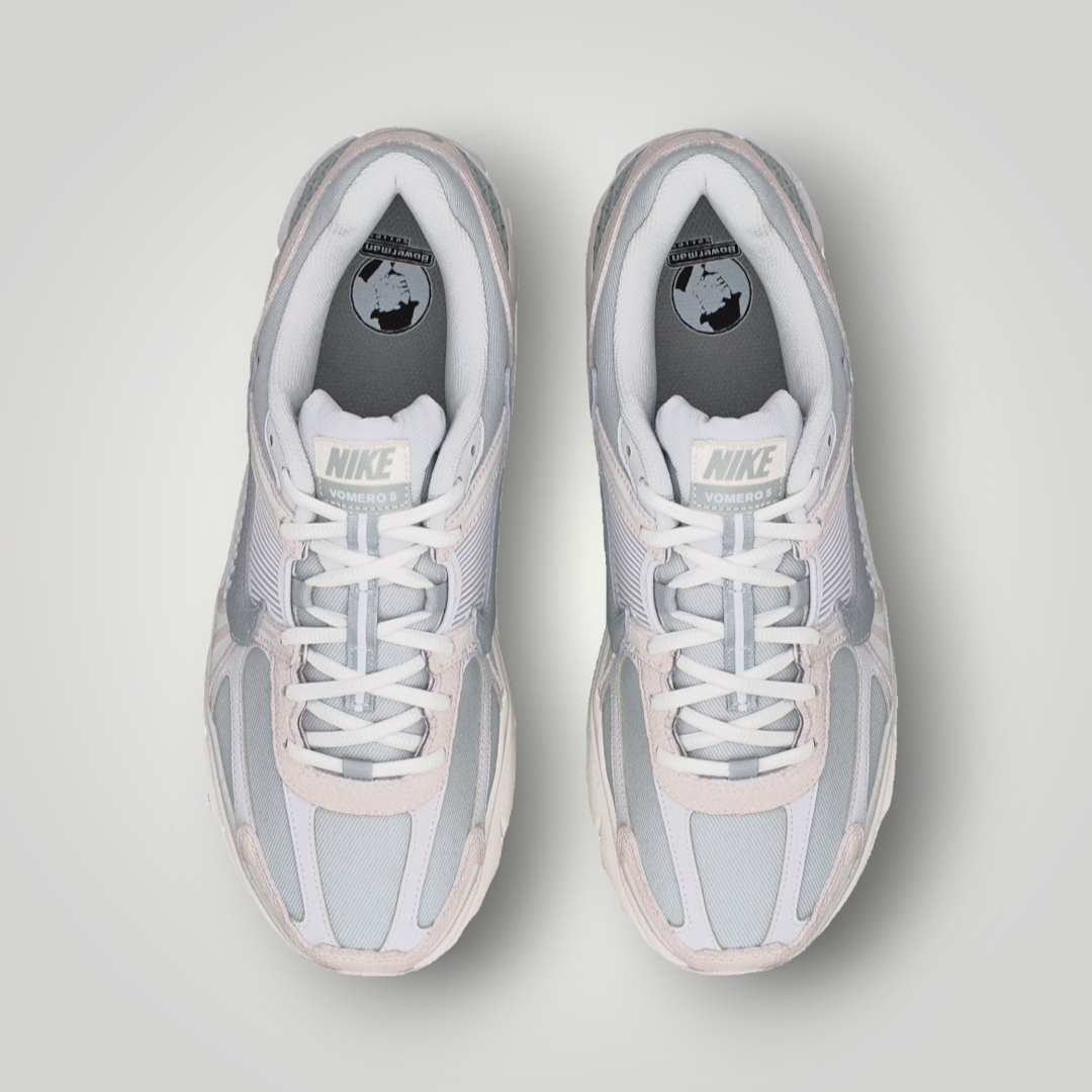 NDO Clothing Nike Zoom Vomero 5 Sneaker in Grau und Weiß mit Schnürung und Textil-Leder-Mix in der Draufsicht