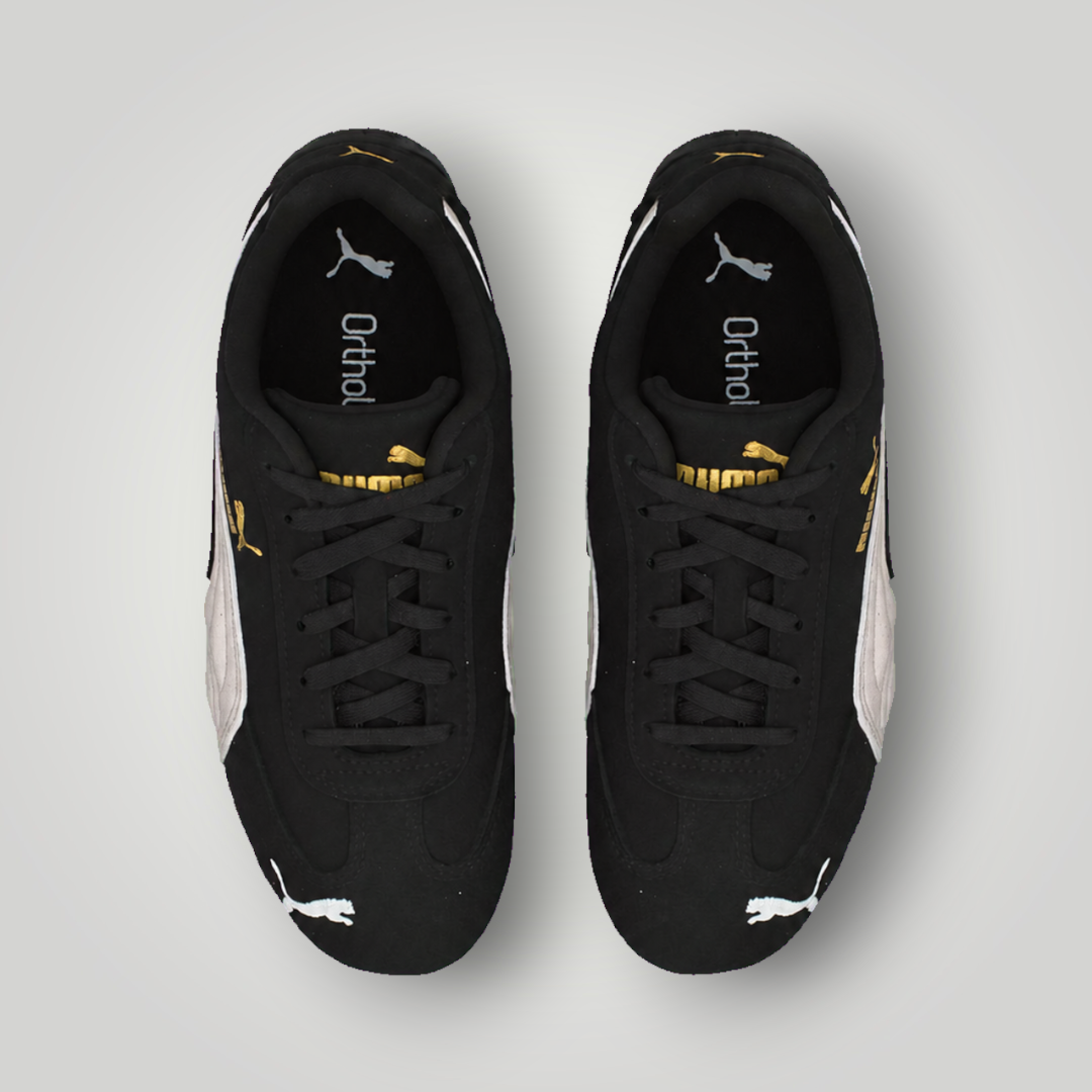 NDO Clothing Puma Speedcat OG JR Unisex Sneaker in Schwarz aus Veloursleder mit goldfarbenen Details in Draufsicht