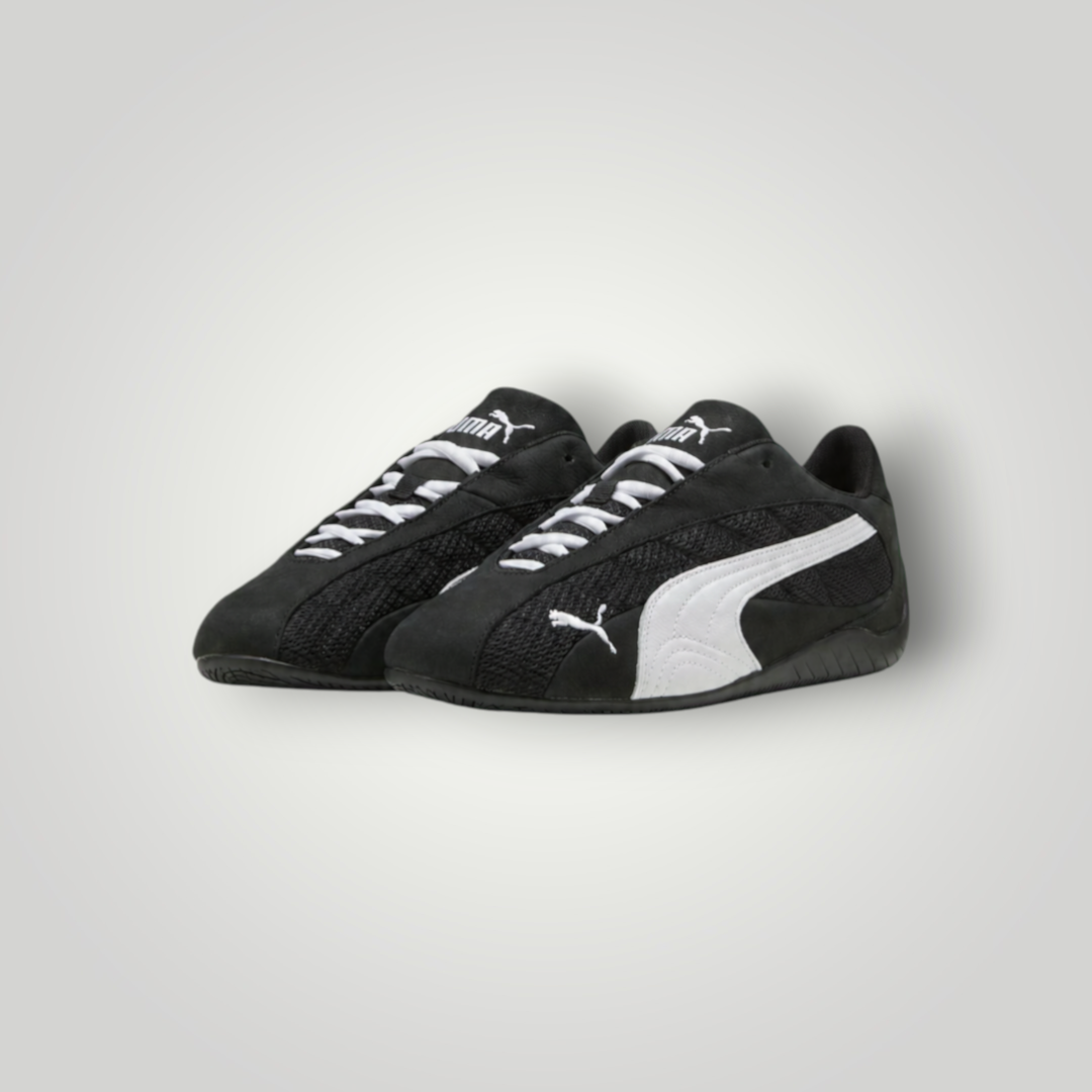NDO Clothing Puma SPEEDCAT PLUS Unisex Sneaker in Schwarz mit weißem Logo und Schnürung