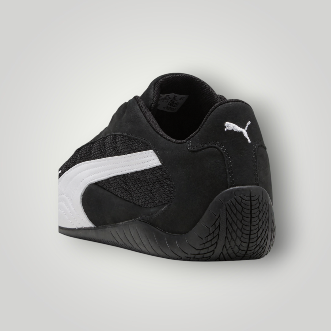 NDO Clothing Puma SPEEDCAT PLUS Unisex Sneaker in Schwarz und Weiß mit Textilobermaterial und Gummisohle