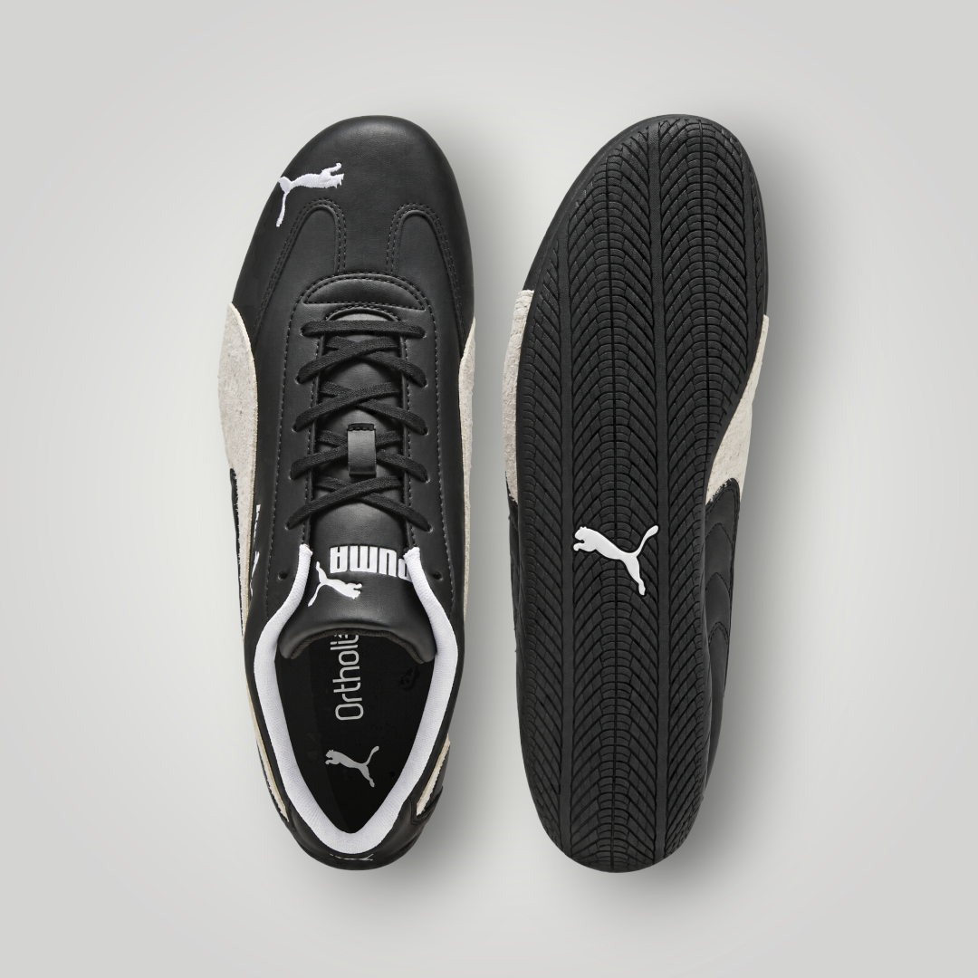 NDO Clothing Puma Speedcat Unisex Sneaker in Schwarz und Weiß aus Leder mit flacher Sohle in der Draufsicht